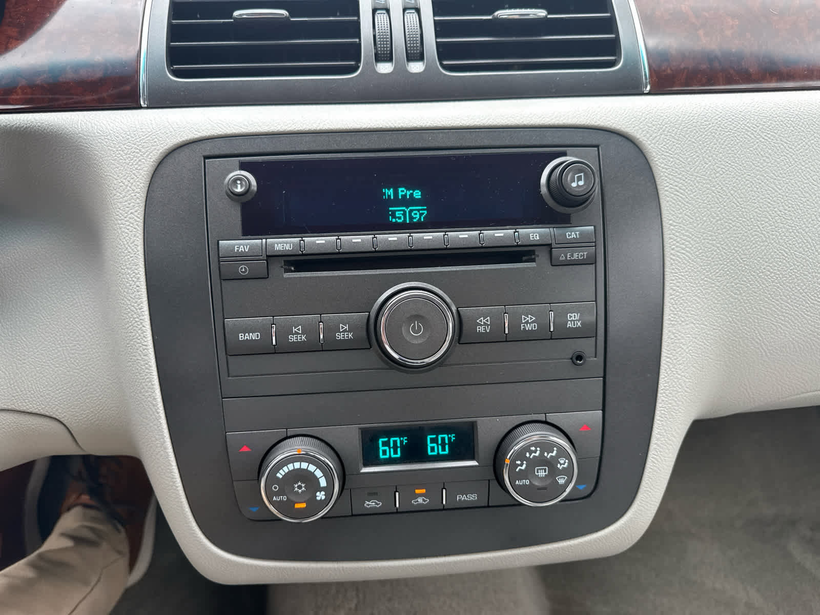 Used 2011 Buick Lucerne CXL w/ Driver Confidence Package FWD image 20