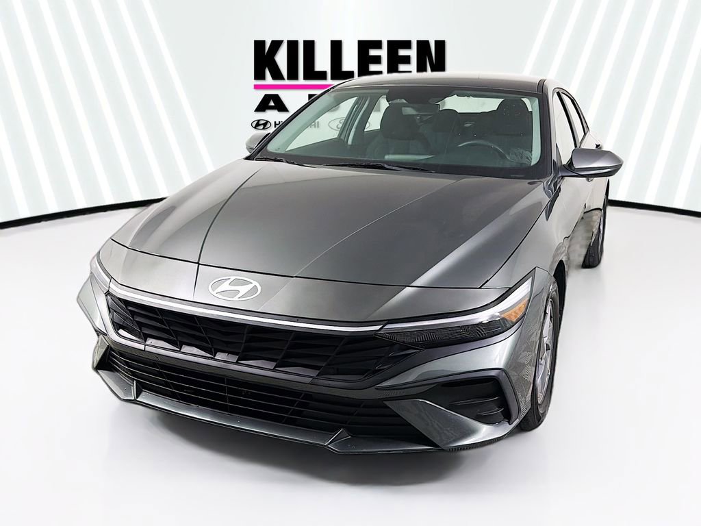 Used 2024 Hyundai Elantra SE image 3