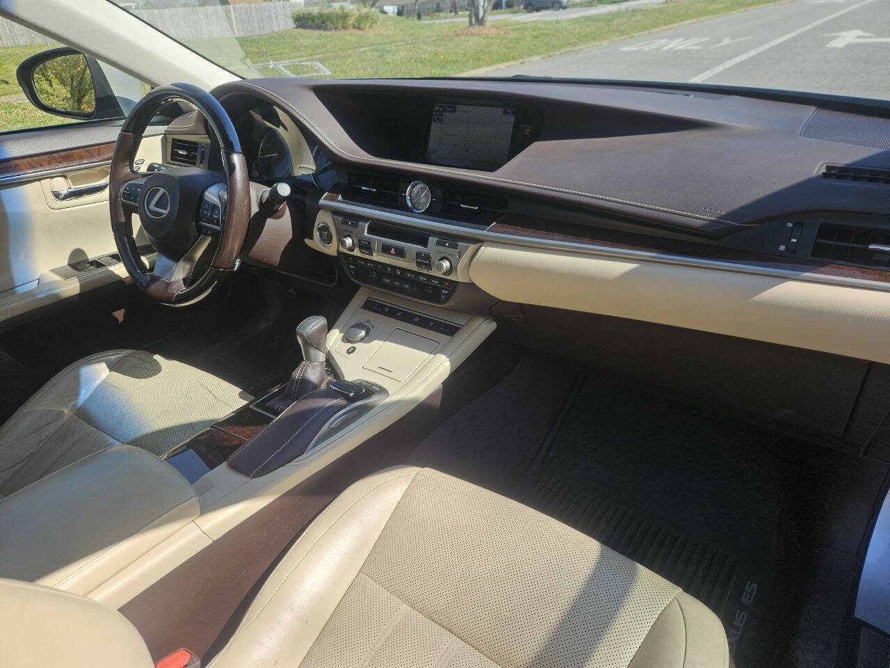 Used 2016 Lexus ES 350 w/ Luxury Package w/Wood Trim image 15