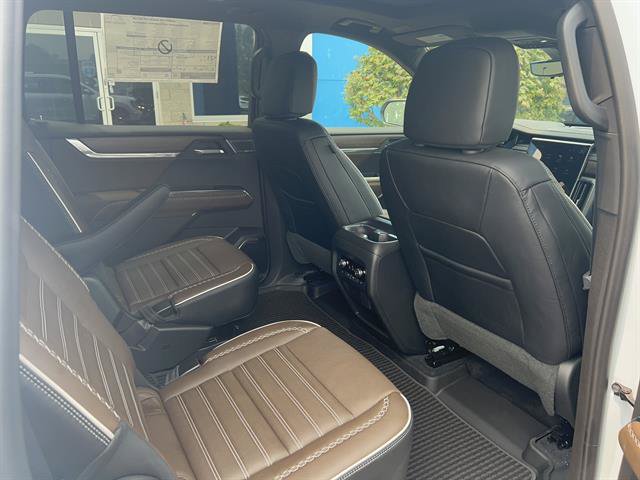 New 2026 GMC Acadia Denali Ultimate w/ LPO, Floor Liner Package AWD/4WD image 16