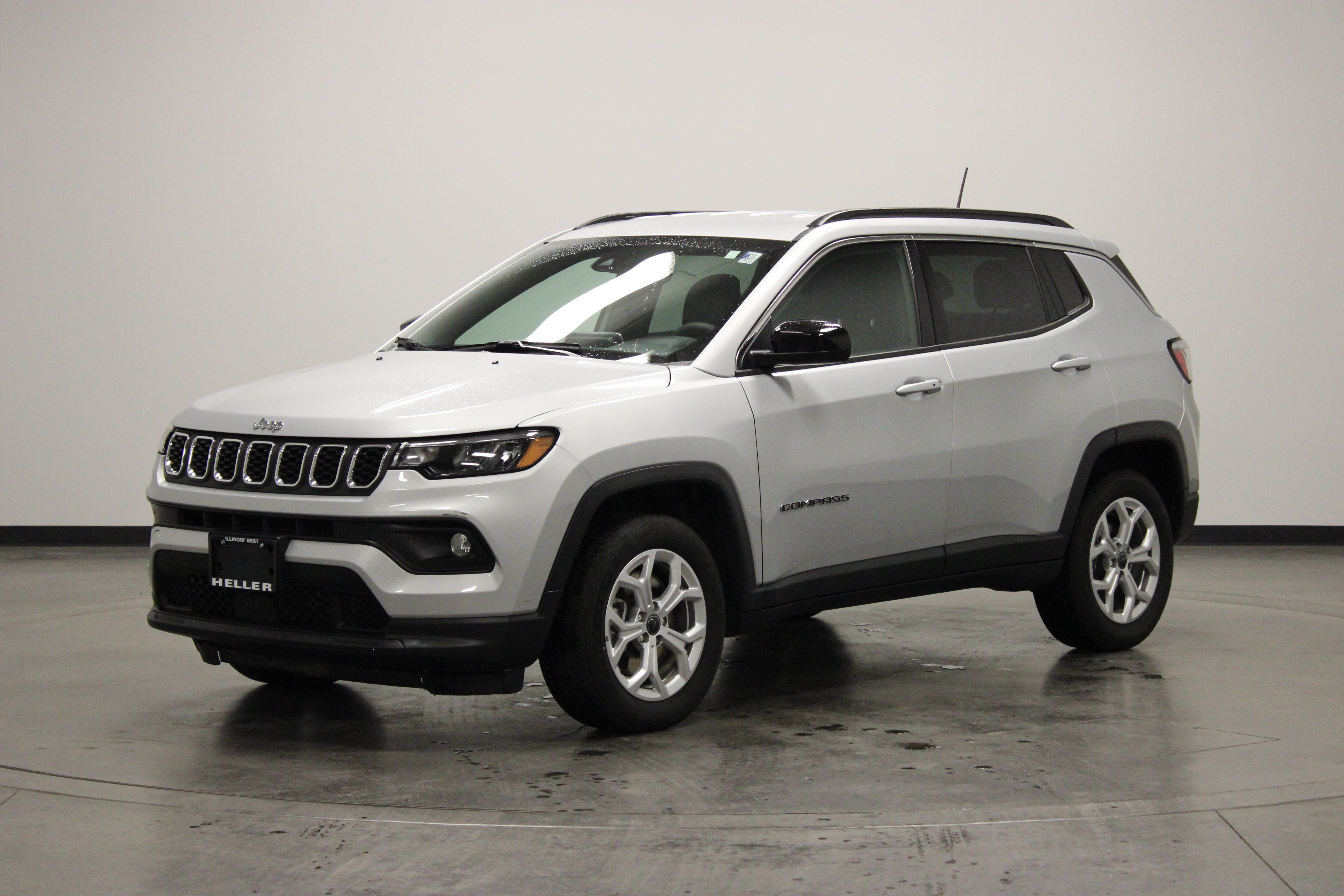 Used 2025 Jeep Compass Latitude AWD/4WD image 4