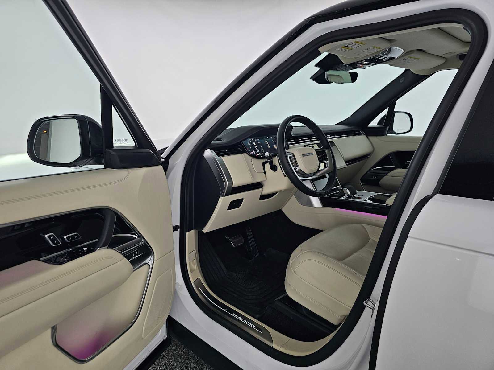 Used 2025 Land Rover Range Rover SE AWD/4WD image 19