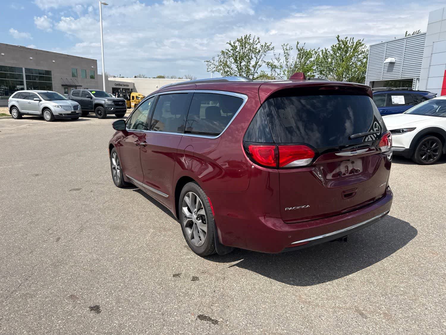 Used 2018 Chrysler Pacifica Limited w/ Tire & Wheel Group FWD image 7