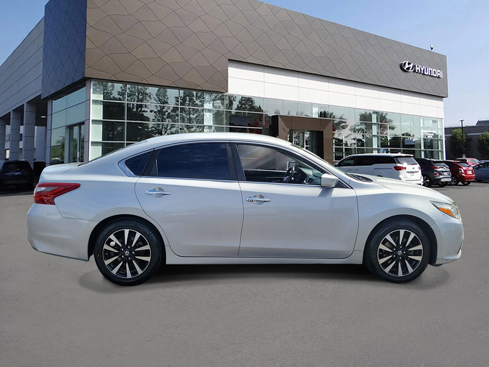 Used 2018 Nissan Altima 2.5 SV image 4