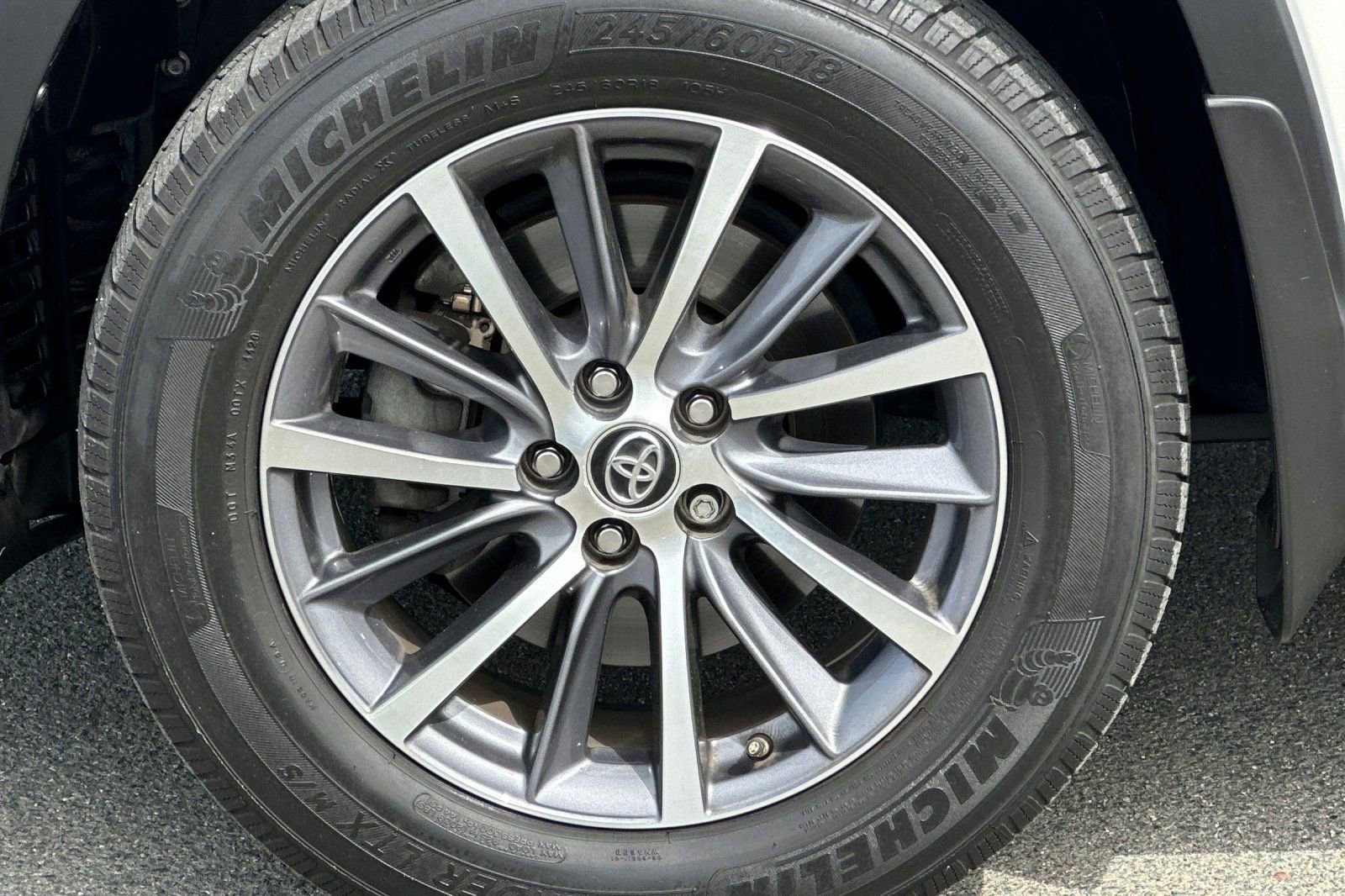 Used 2017 Toyota Highlander XLE image 28