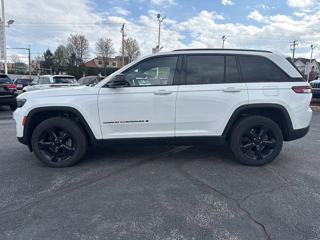 Used 2023 Jeep Grand Cherokee Altitude image 2