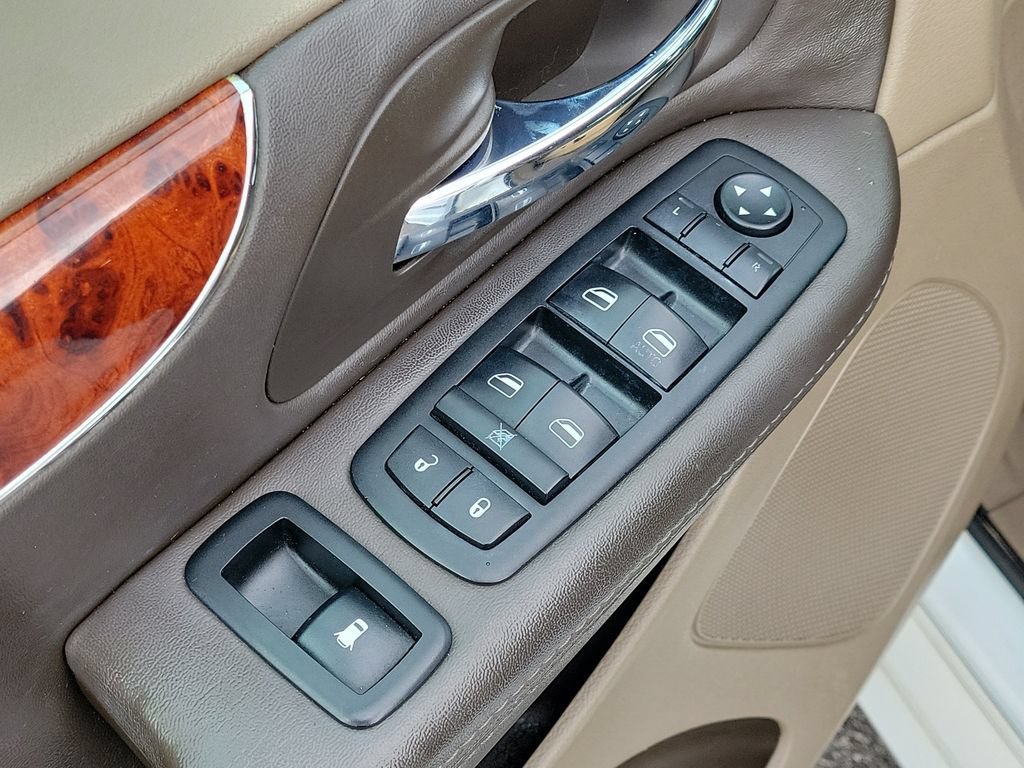 Used 2014 Chrysler Town & Country Touring FWD image 17