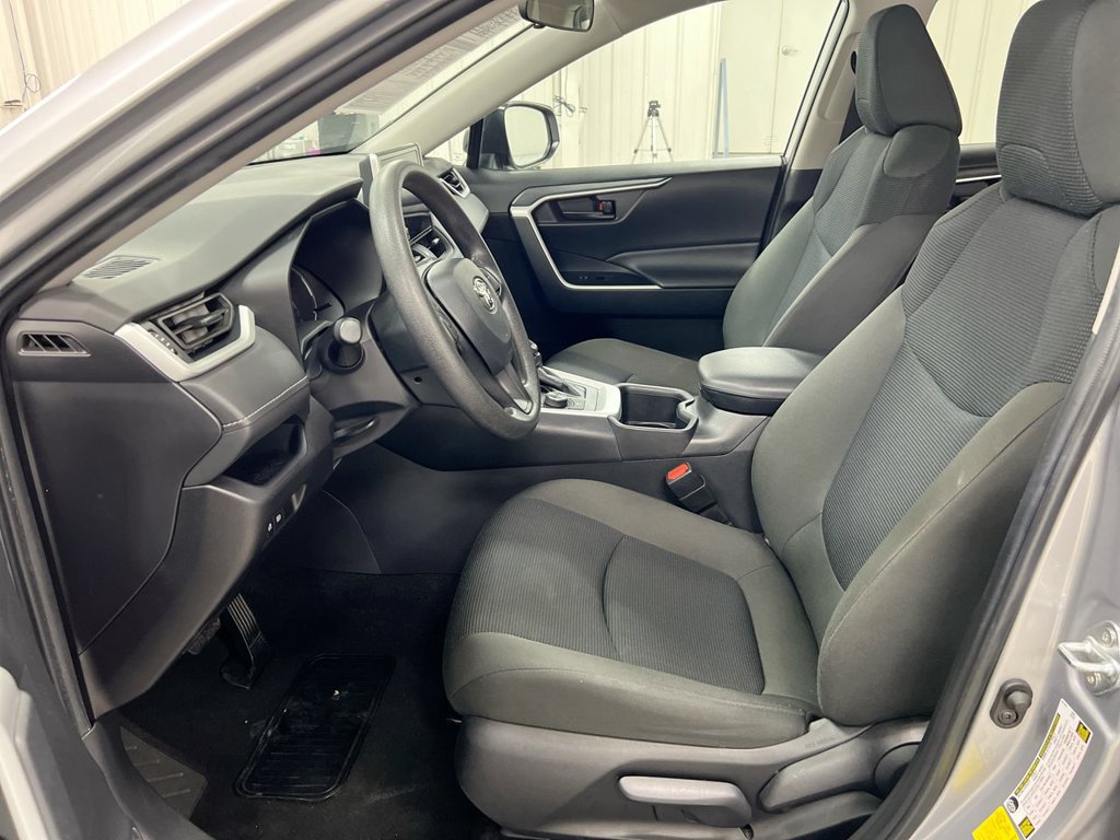 Used 2025 Toyota RAV4 LE AWD/4WD image 20