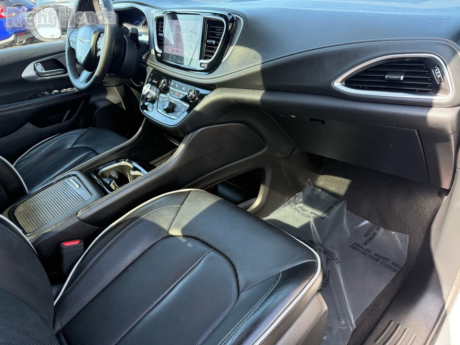 Used 2025 Chrysler Pacifica Limited image 30