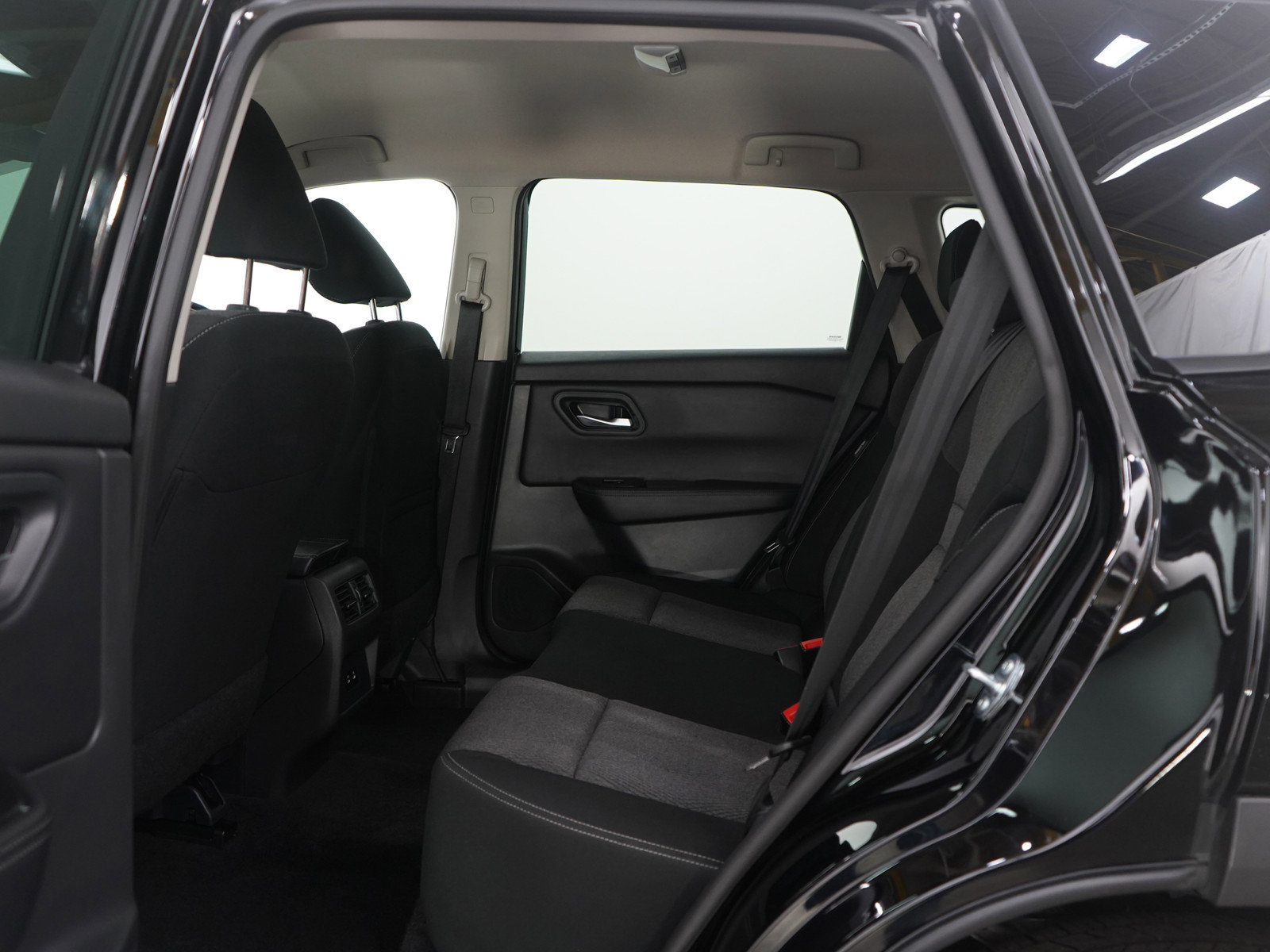 Used 2025 Nissan Rogue SV image 18