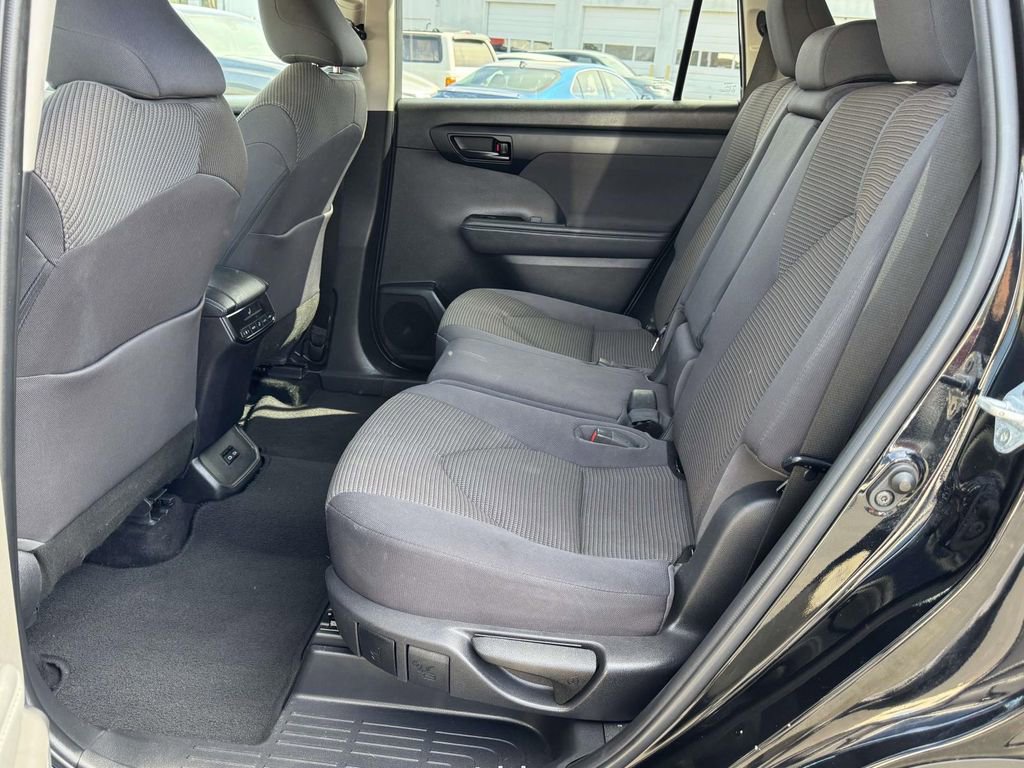 Used 2022 Toyota Highlander L image 18