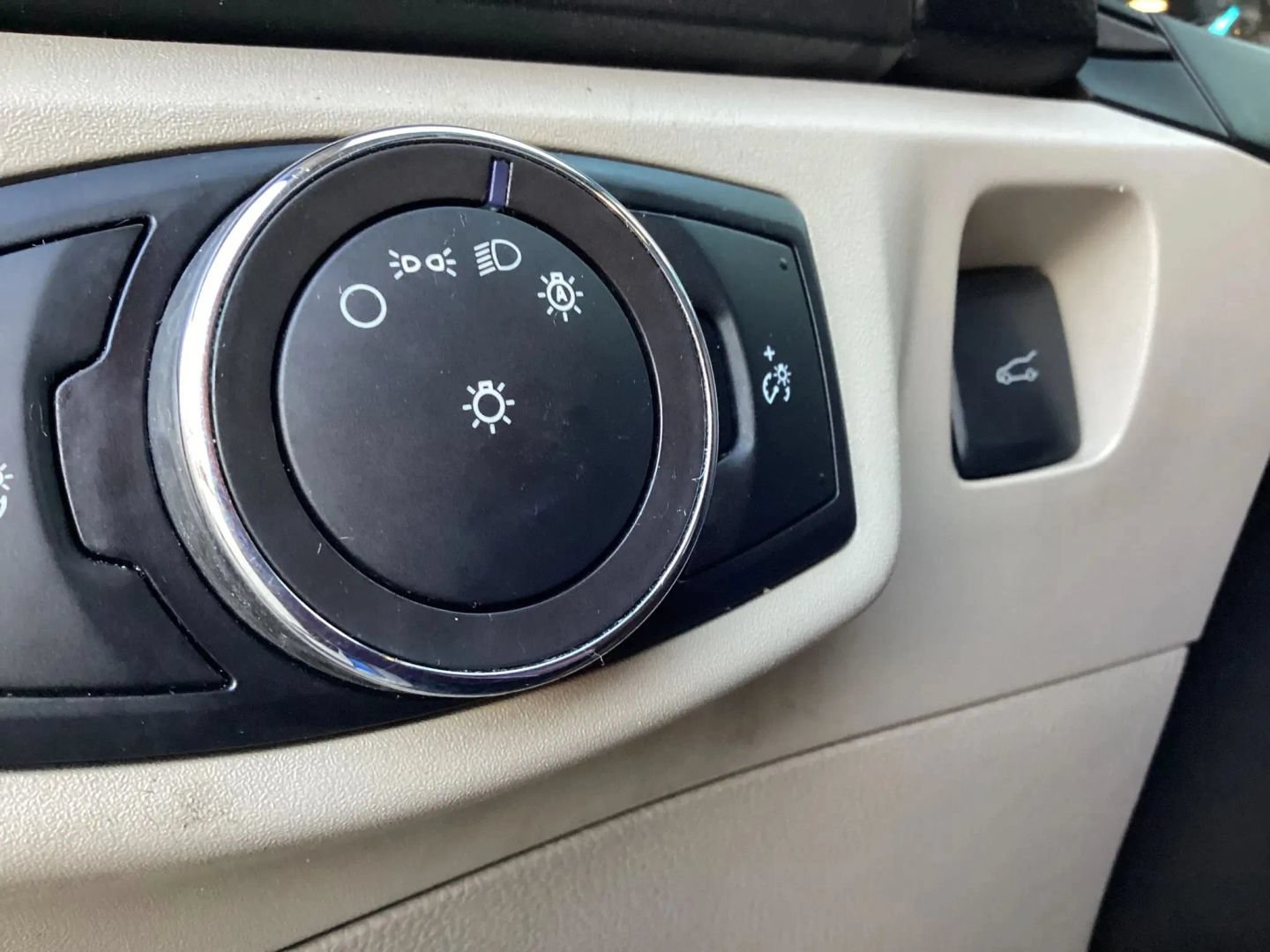 Used 2018 Ford Fusion SE FWD image 38