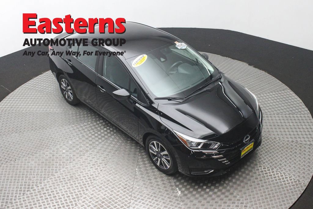 Used 2023 Nissan Versa SV image 3