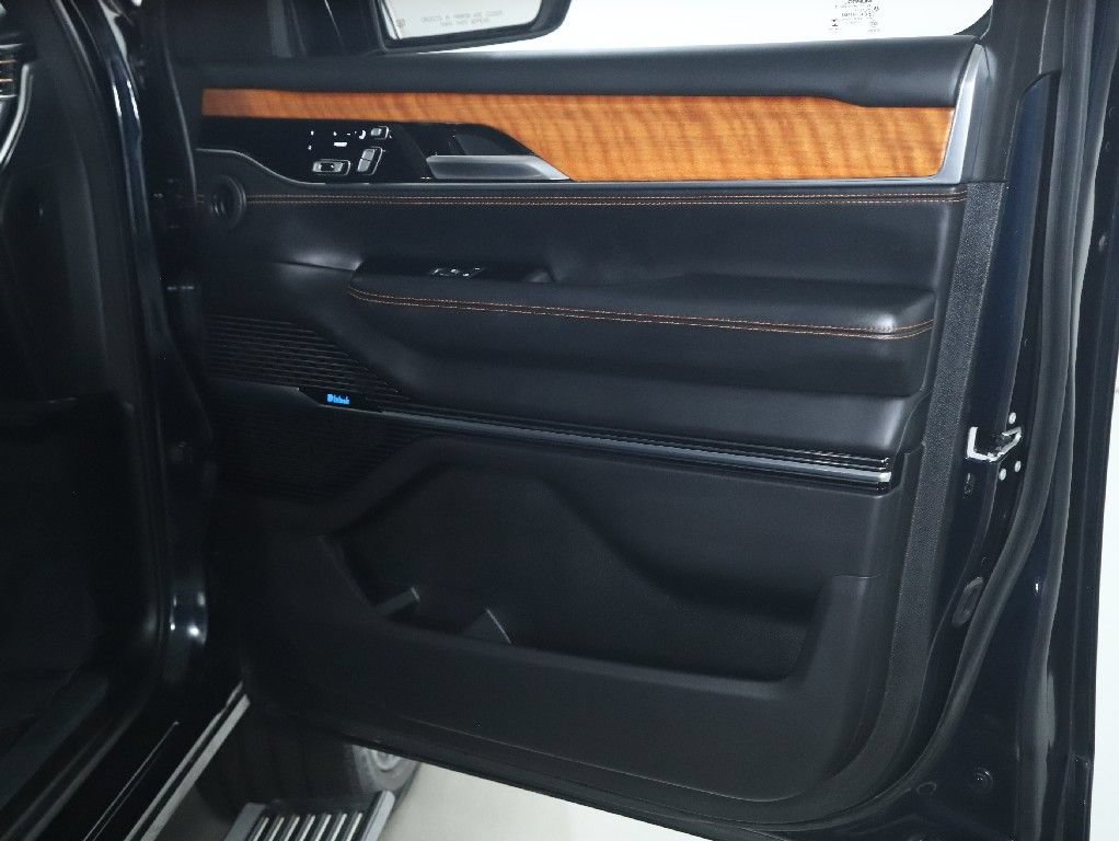 Used 2022 Jeep Grand Wagoneer Series III AWD/4WD image 38
