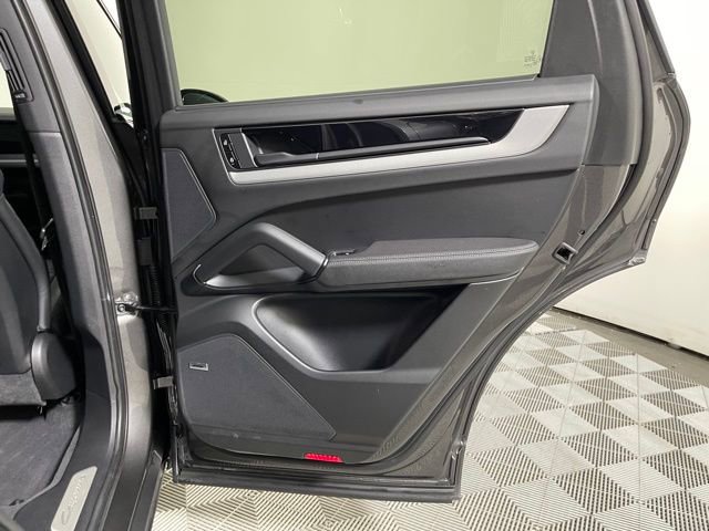 Used 2025 Porsche Cayenne E-Hybrid Coupe image 25