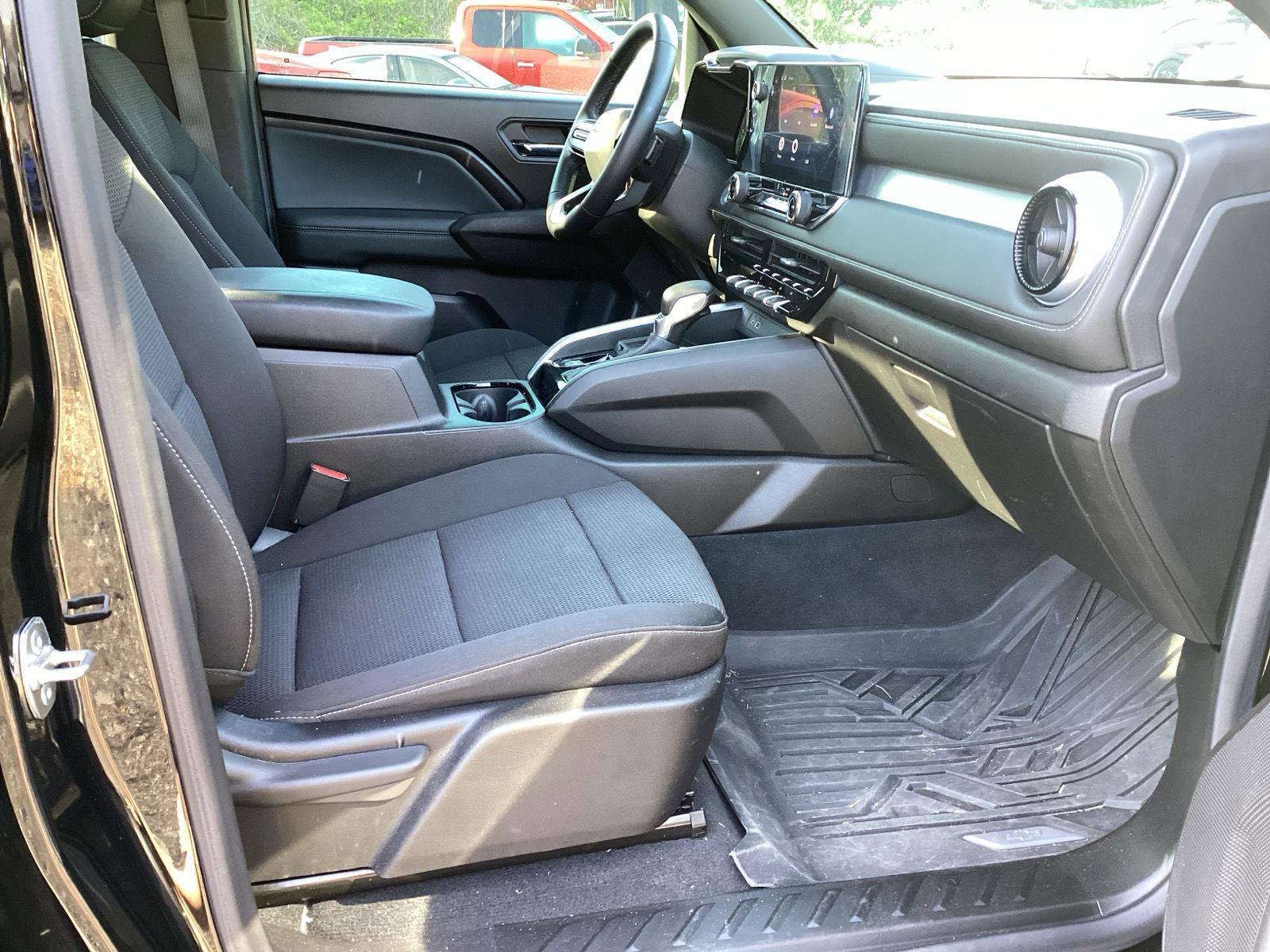 Used 2024 Chevrolet Colorado LT RWD image 9