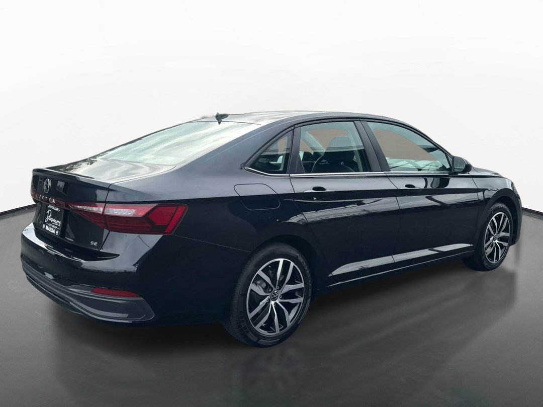Used 2025 Volkswagen Jetta SE FWD image 3