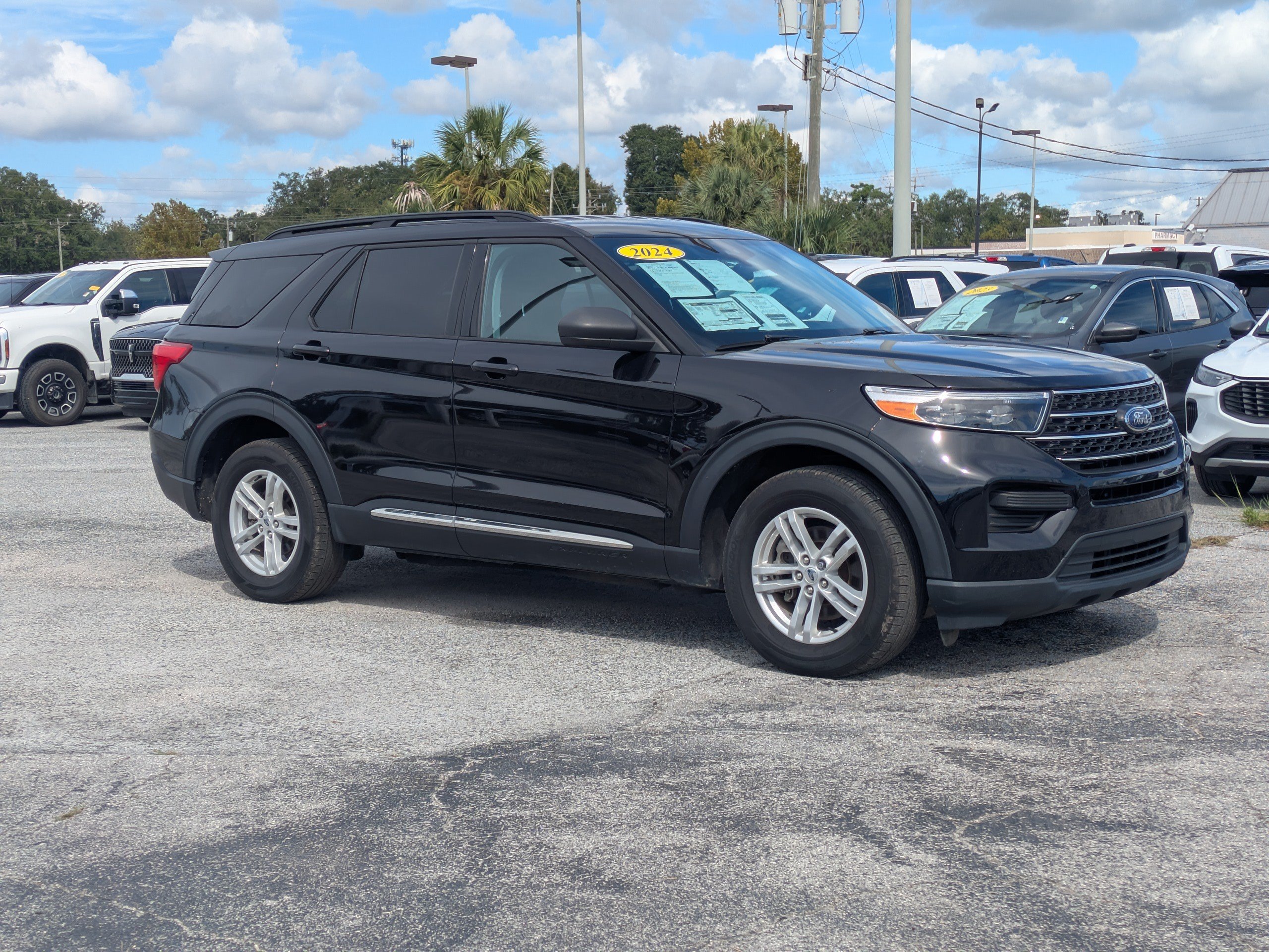 Used 2024 Ford Explorer XLT AWD/4WD image 2