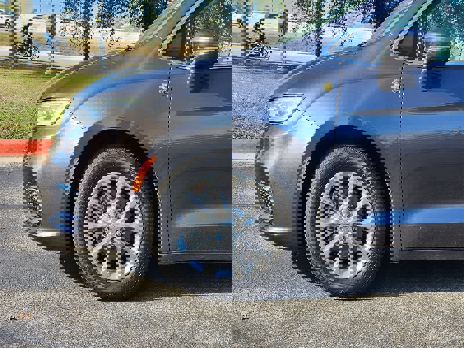 Used 2021 Chrysler Pacifica Touring-L image 8