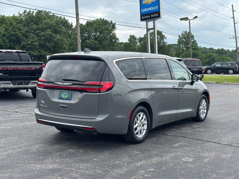 Used 2023 Chrysler Pacifica Touring-L FWD image 5