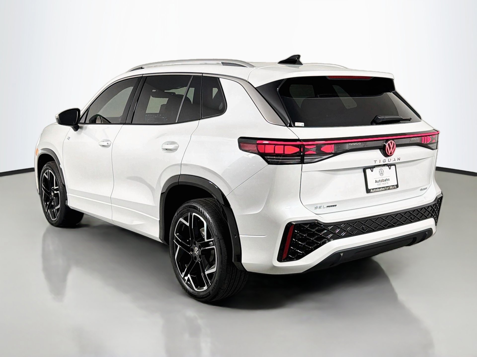 New 2027 Volkswagen Tiguan SEL R-Line AWD/4WD image 7