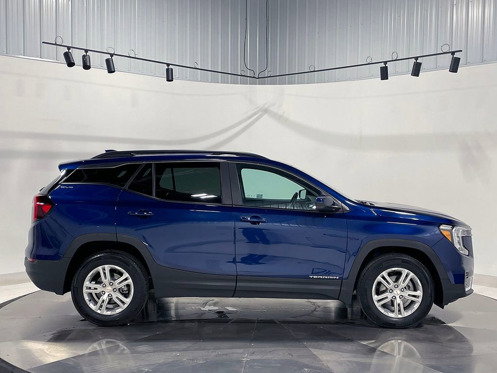 Used 2023 GMC Terrain SLE w/ Driver Convenience Package image 10