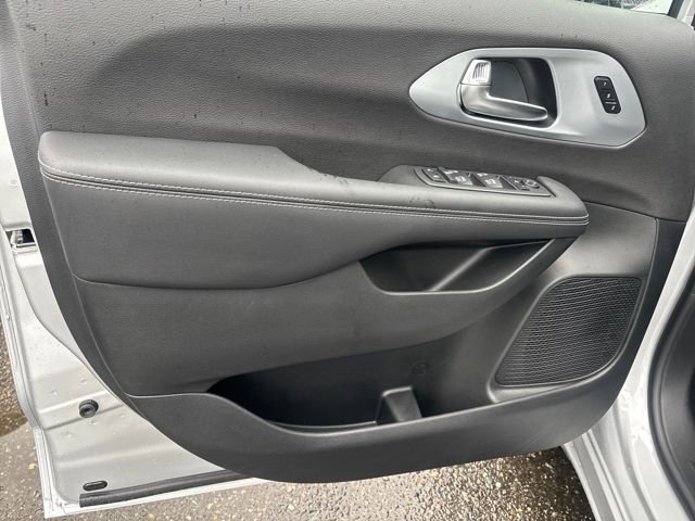 New 2026 Chrysler Pacifica Limited image 18