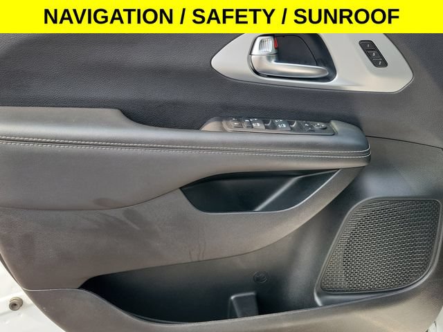 Used 2025 Chrysler Pacifica Limited FWD image 11