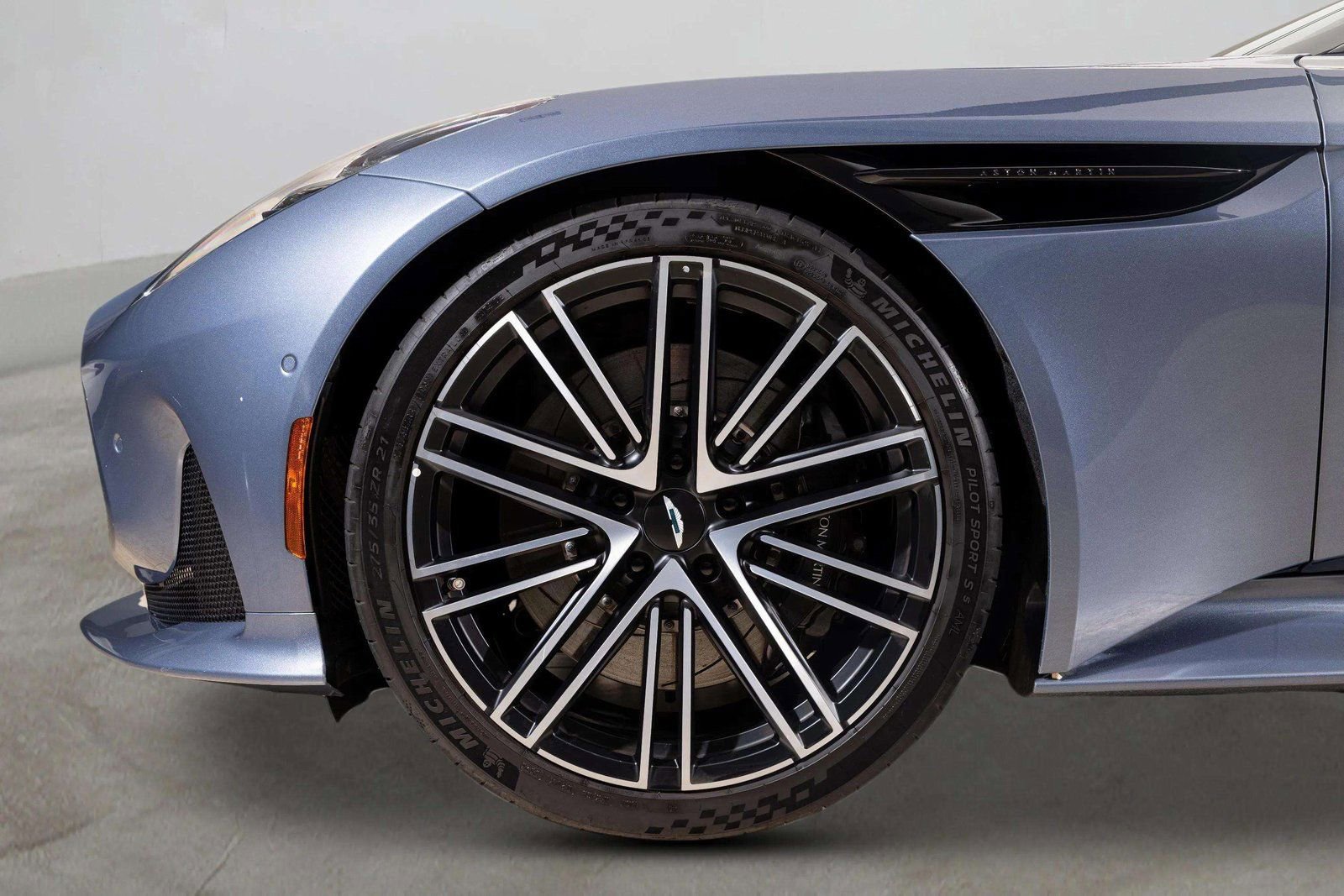 Used 2024 Aston Martin DB12 Convertible image 9