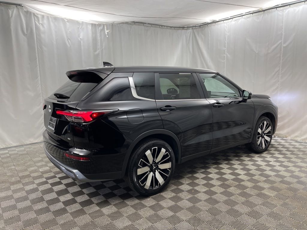 Used 2025 Mitsubishi Outlander SE image 3