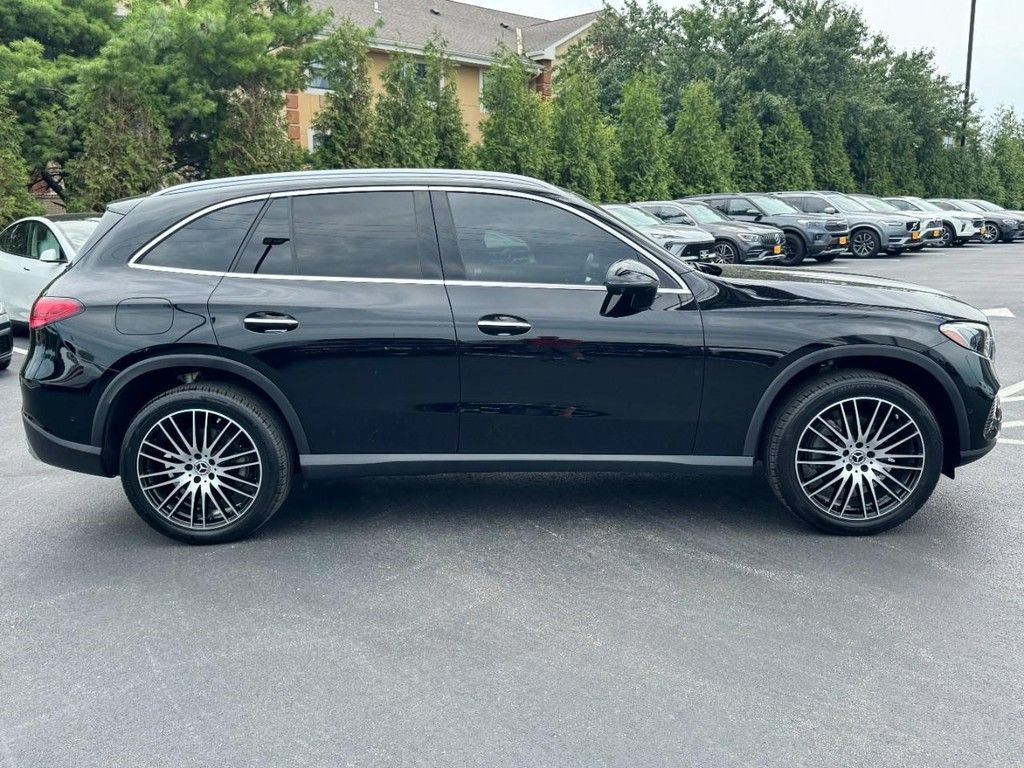 Used 2025 Mercedes-Benz GLC 300 4MATIC image 2