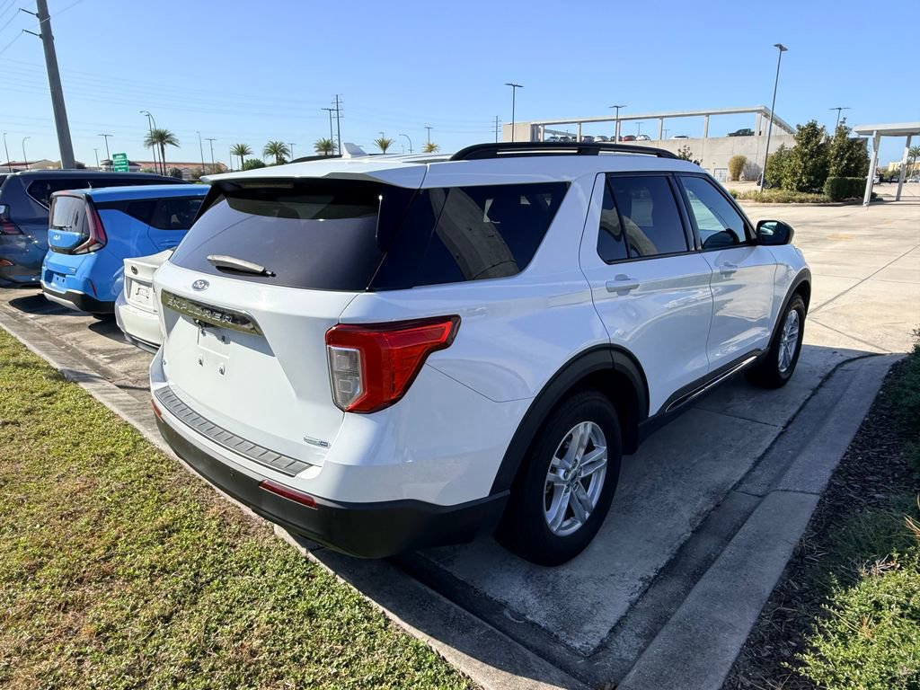 Used 2020 Ford Explorer XLT image 3