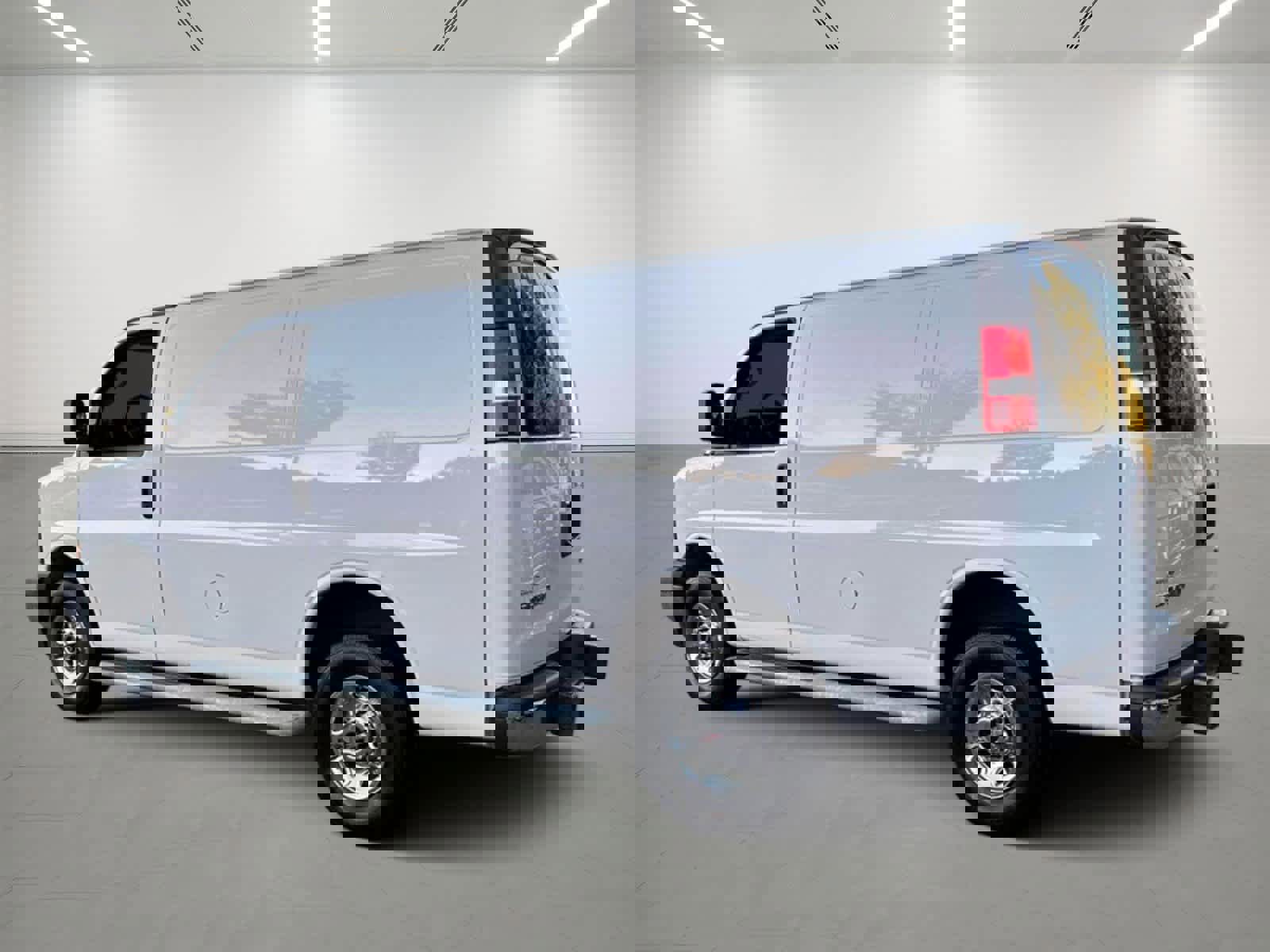 Used 2023 GMC Savana 2500 w/ Driver Convenience Package image 3