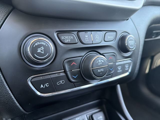Used 2017 Jeep Cherokee Overland w/ Technology Group AWD/4WD image 19