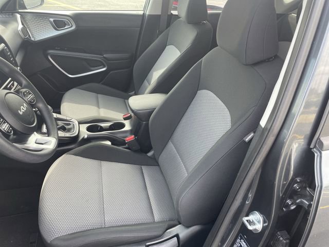 Used 2025 Kia Soul LX w/ LX Technology Package FWD image 17