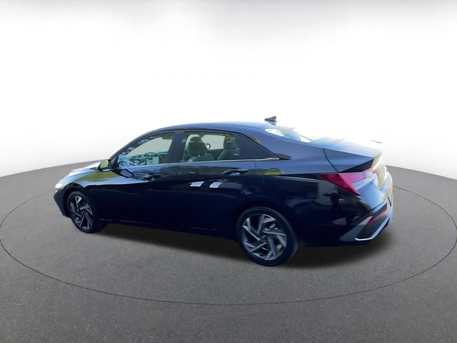 Used 2025 Hyundai Elantra Limited image 10