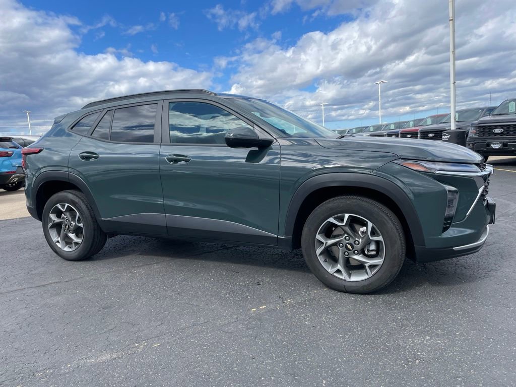 Used 2025 Chevrolet Trax LT FWD image 2