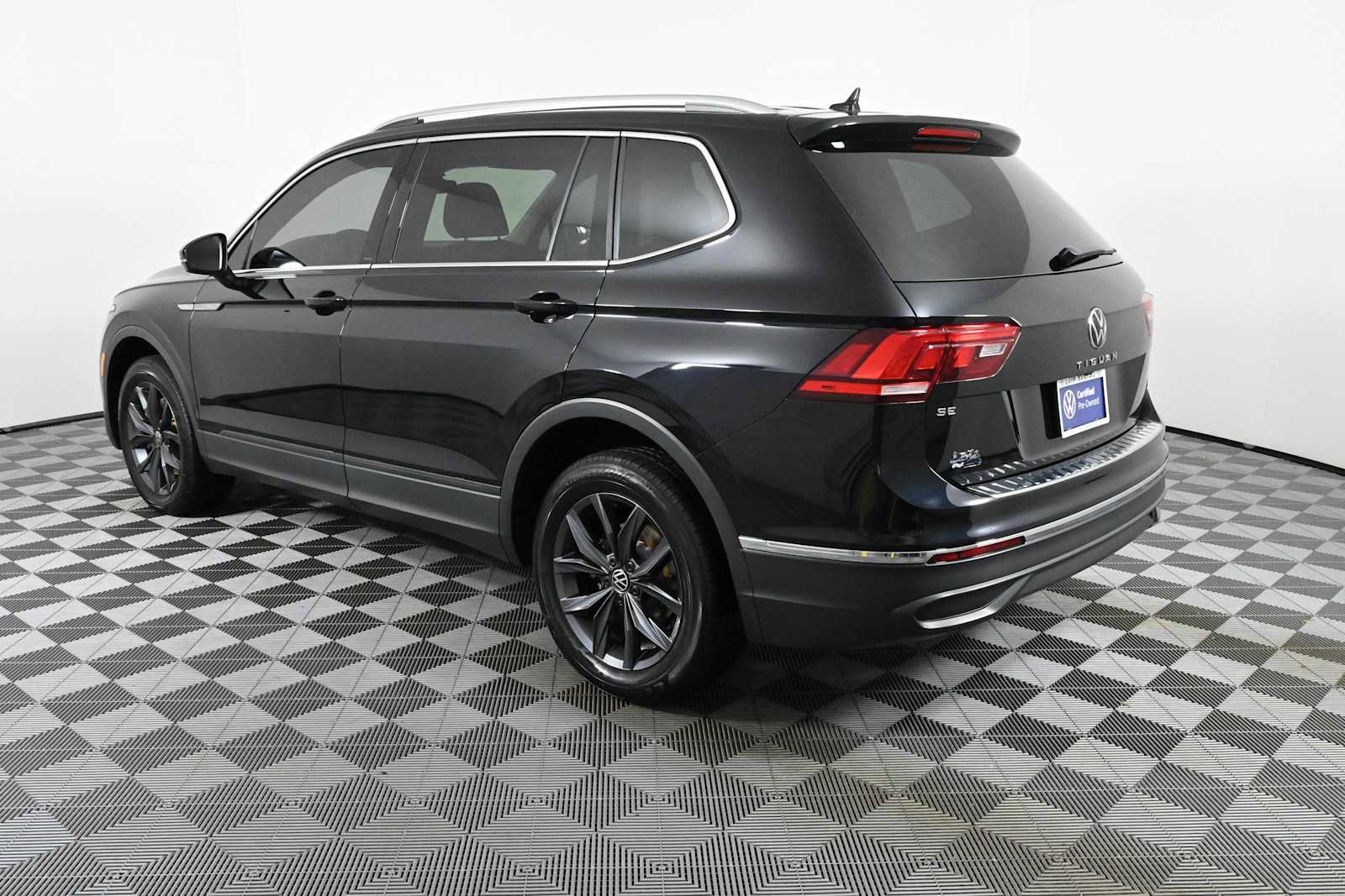 Certified 2023 Volkswagen Tiguan SE FWD image 5