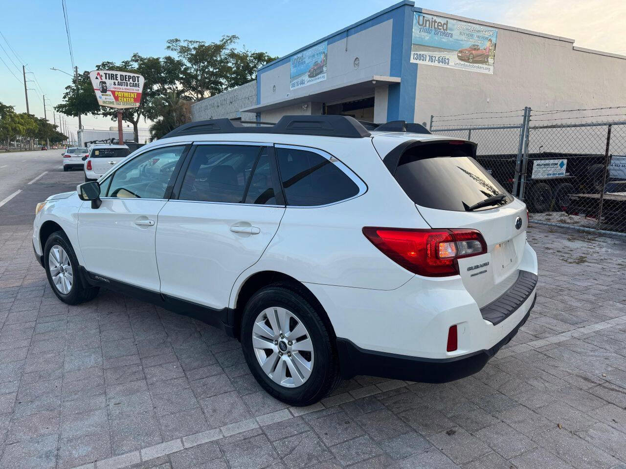 Used 2017 Subaru Outback 2.5i Premium AWD/4WD image 6