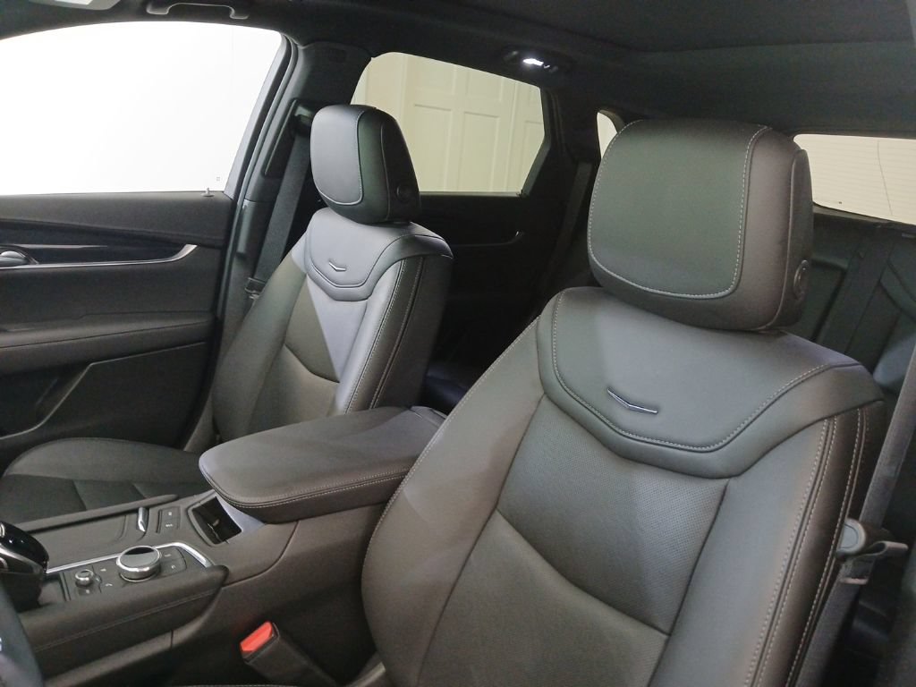 Certified 2025 Cadillac XT5 Premium Luxury w/ Technology Package AWD/4WD image 15