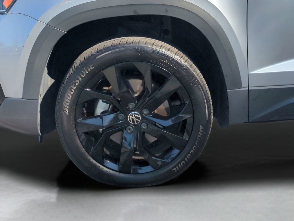 Used 2024 Volkswagen Taos SE image 11