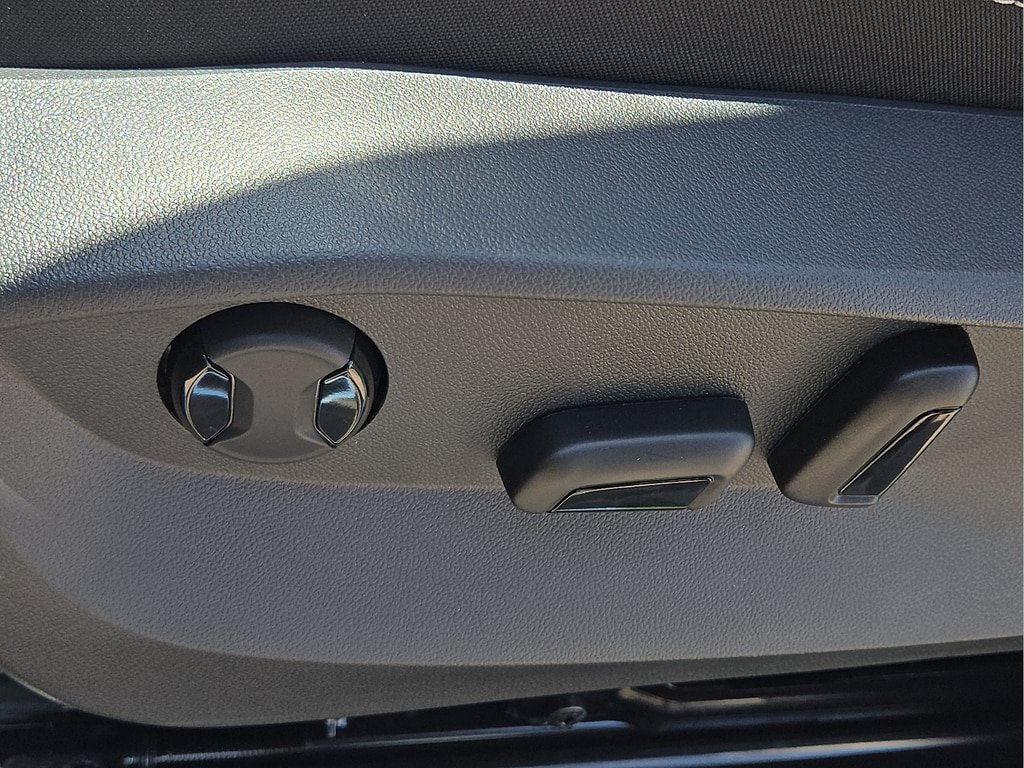 New 2026 Volkswagen Taos SE FWD image 17