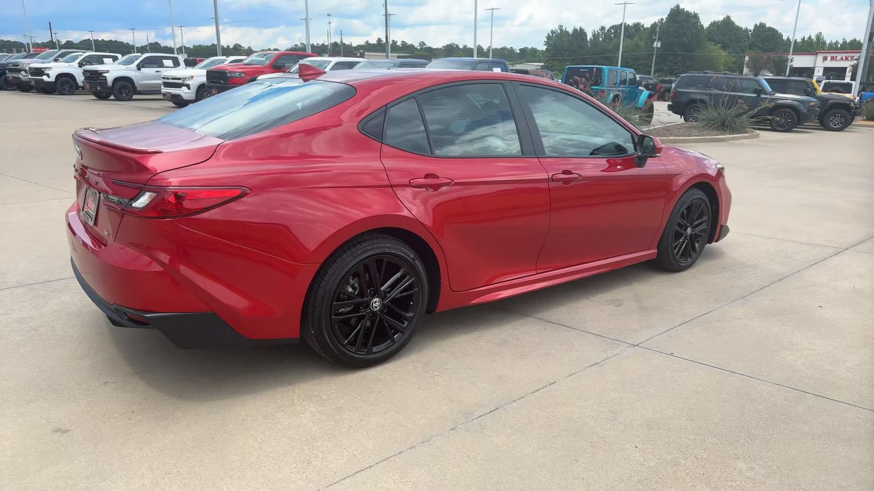 Used 2025 Toyota Camry SE w/ Convenience Package FWD image 9
