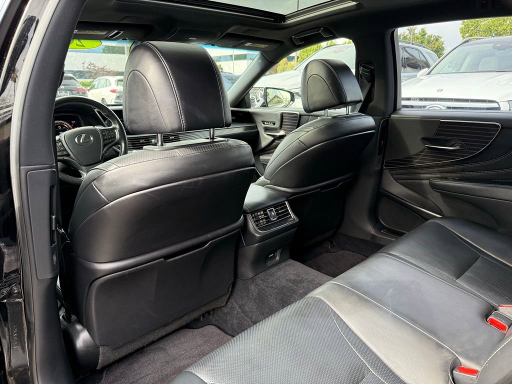 Used 2019 Lexus LS 500 w/ Accessory Package (Z2) RWD image 25