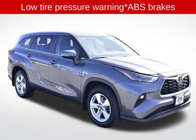 Used 2024 Toyota Highlander LE image 6