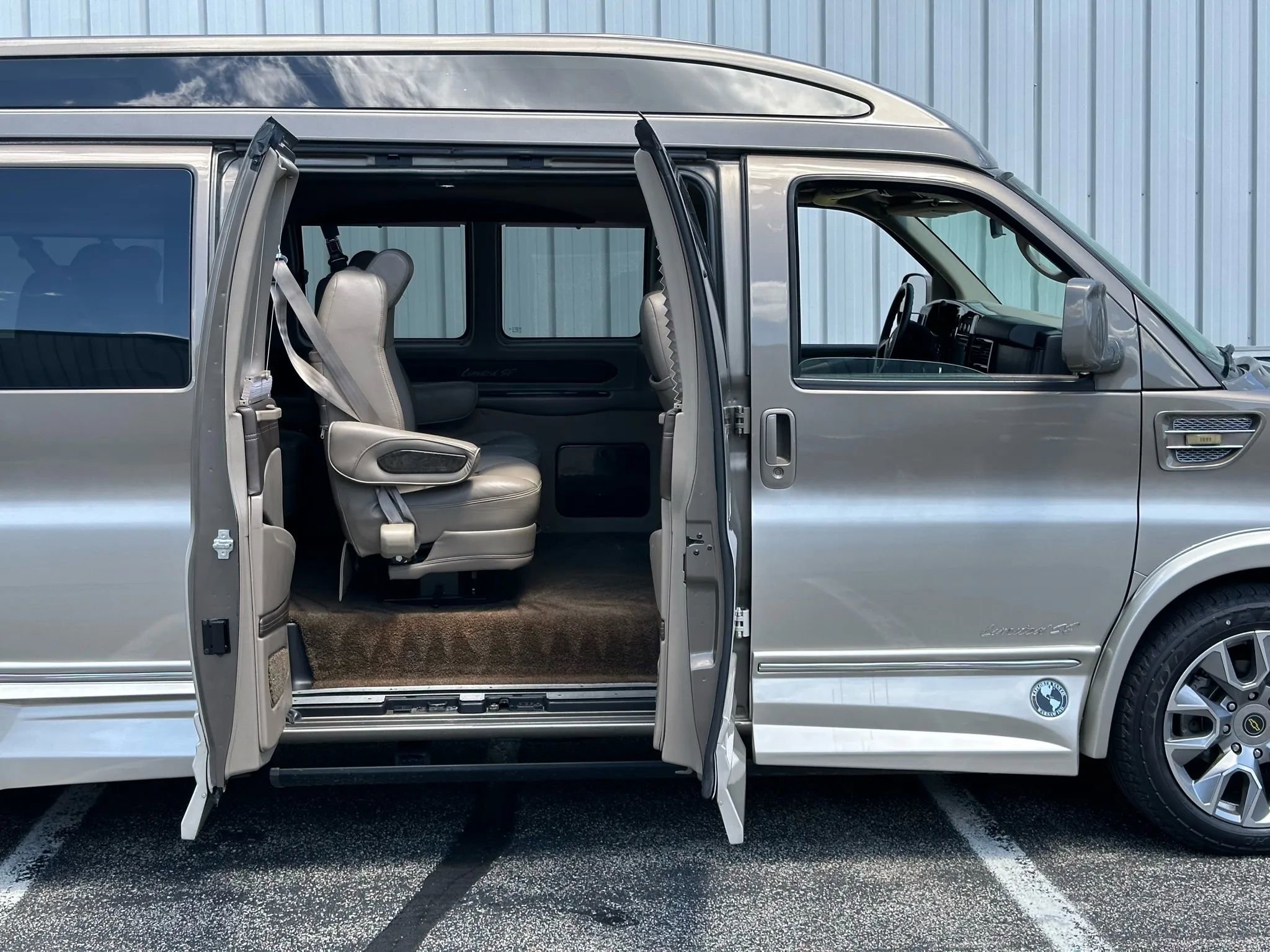 Used 2015 Chevrolet Express 2500 Extended image 4