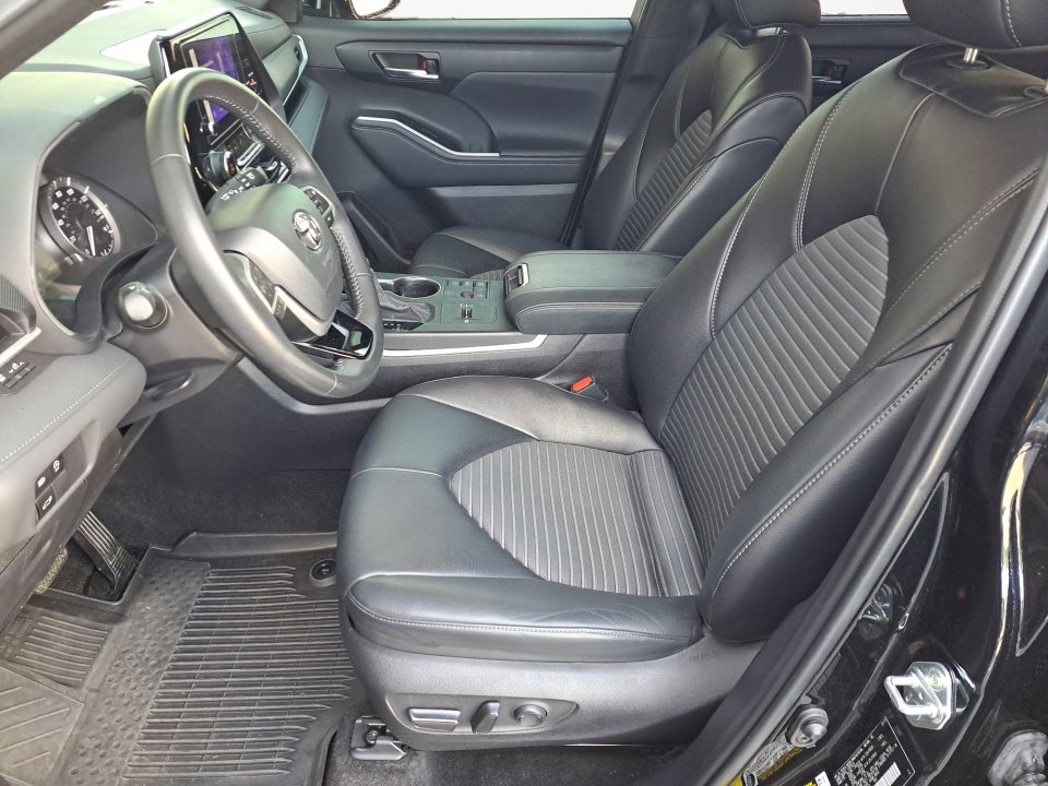 Used 2024 Toyota Highlander XSE FWD image 10