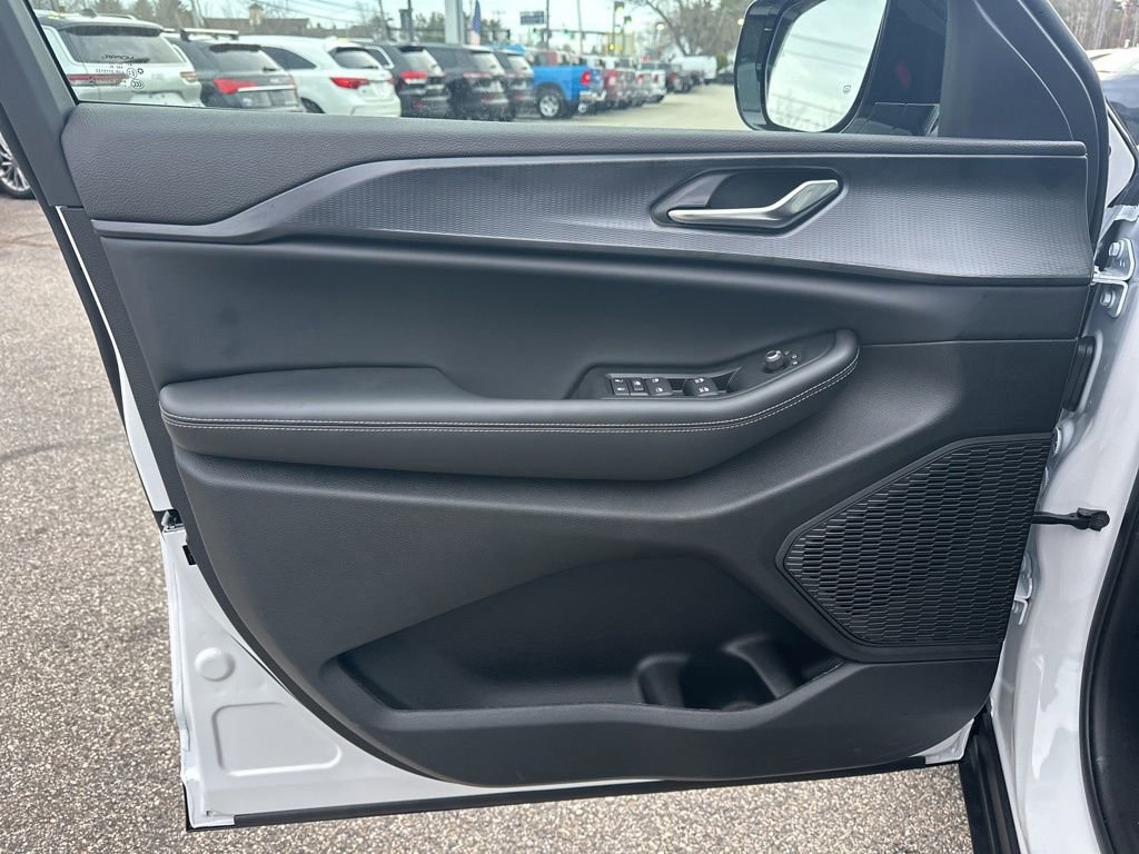 New 2025 Jeep Grand Cherokee Altitude AWD/4WD image 11