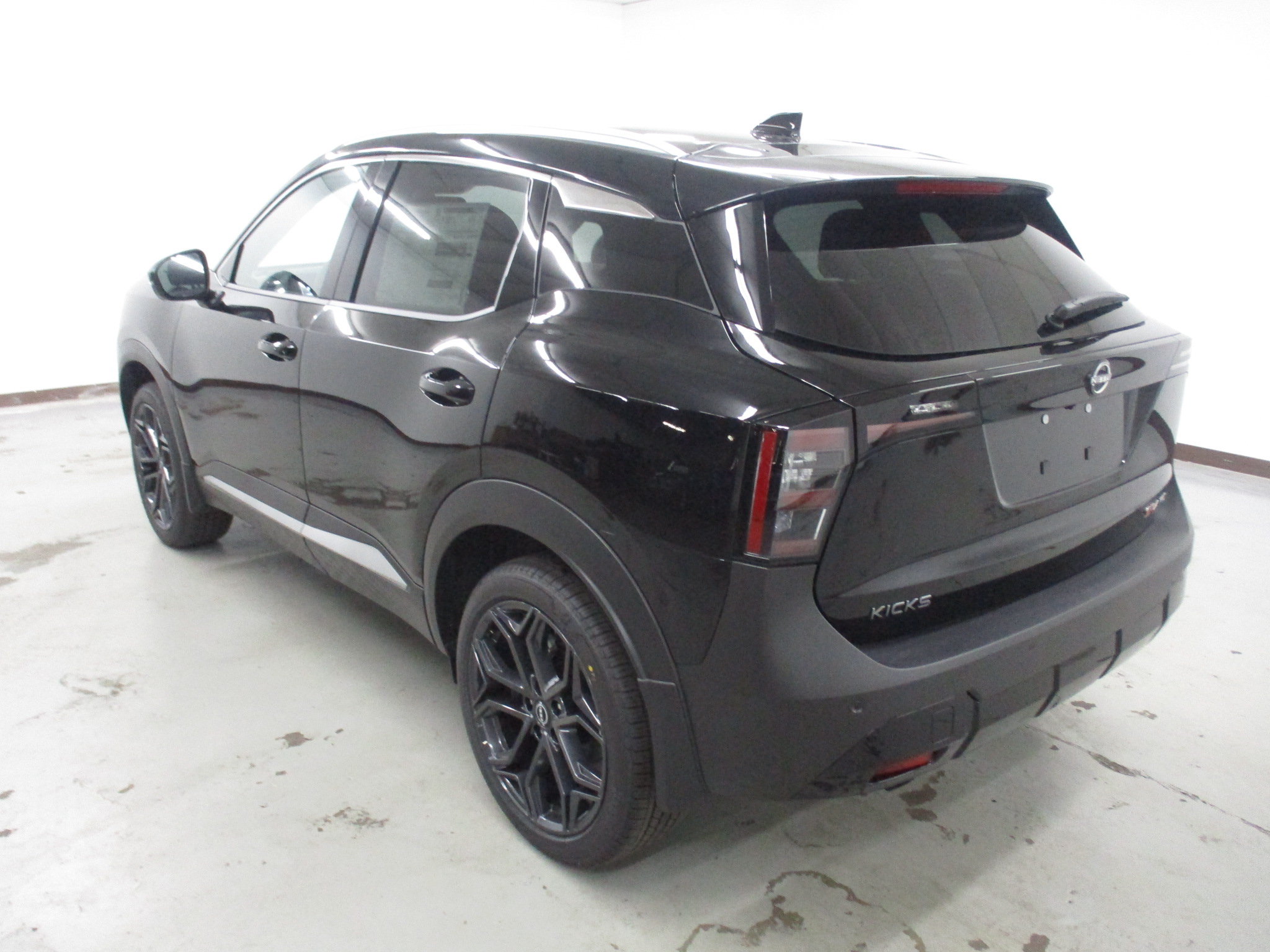 New 2026 Nissan Kicks SR w/ SR Premium Package AWD/4WD image 7