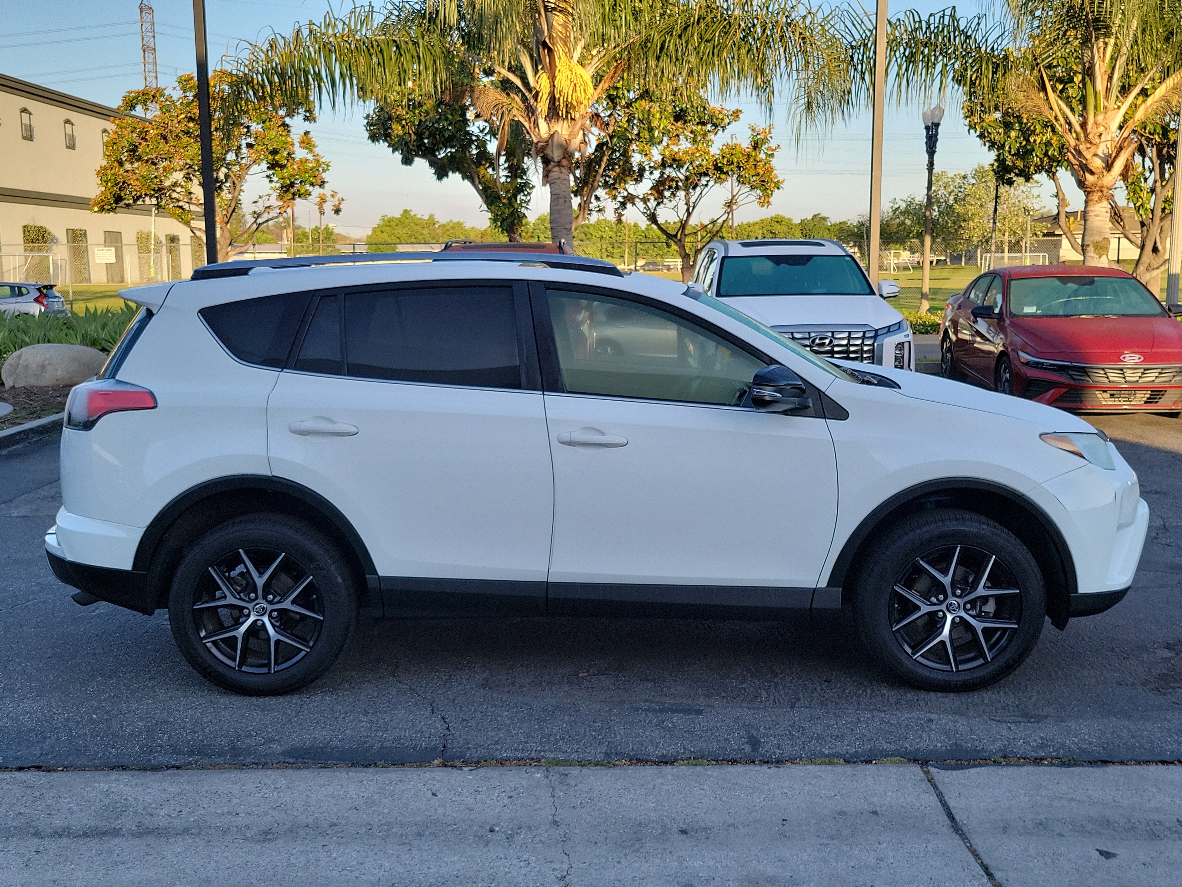 Used 2018 Toyota RAV4 SE w/ Power Extra Value Package FWD image 5